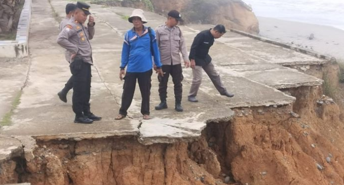 Abrasi “Menggila” di Bengkulu Selatan, Warga Diminta Tak Ambil Pasir Laut