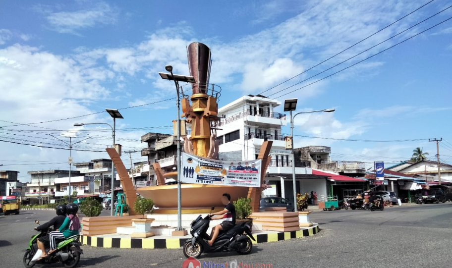 Baleho Salah Satu Partai Terkesan Ganggu Keindahan Tugu Simpang Rukis Bengkulu Selatan